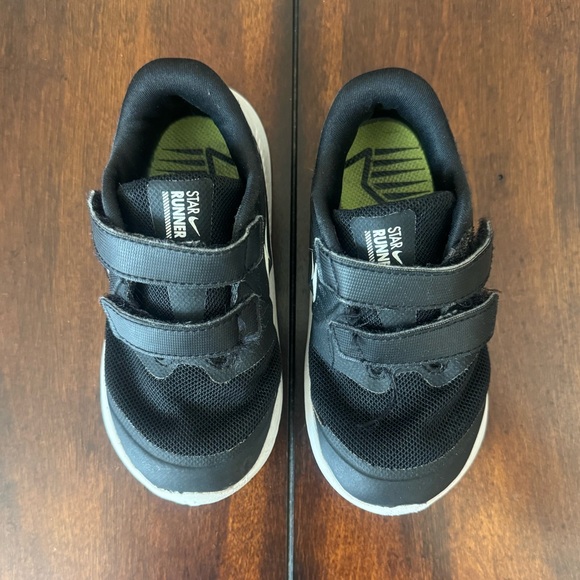 Nike Star Runner 2 Black & White Kids Shoes with Velcro Straps 8C - Picture 3 of 12